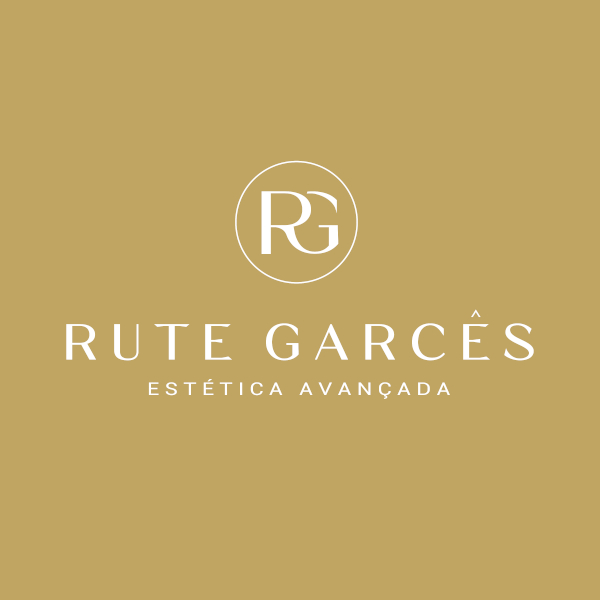 Logotipo dourado da clínica Rute Garcês Estética Avançada em Santa Maria da Feira
